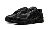 New Balance 740 Black